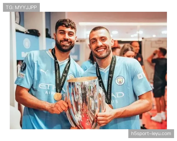 曼城中场核心再发神威,助球队稳居榜首表现抢眼 曼城中场核心再发神威,助球队稳居榜首表现抢眼