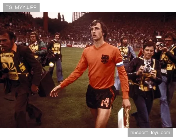 克鲁伊夫：足球场上的诗人，世界杯再燃全球激情彰显深远意义