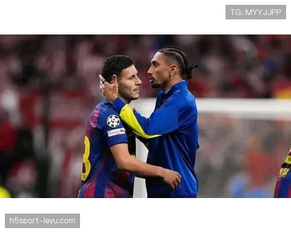 拉菲尼亚这生活简直两重天，球场上拼命，离队后豪宅养娃像过假期似的？